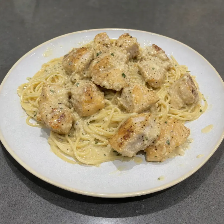 Poitrines de poulet, sauce crémeuse au parmesan sur spaghettini