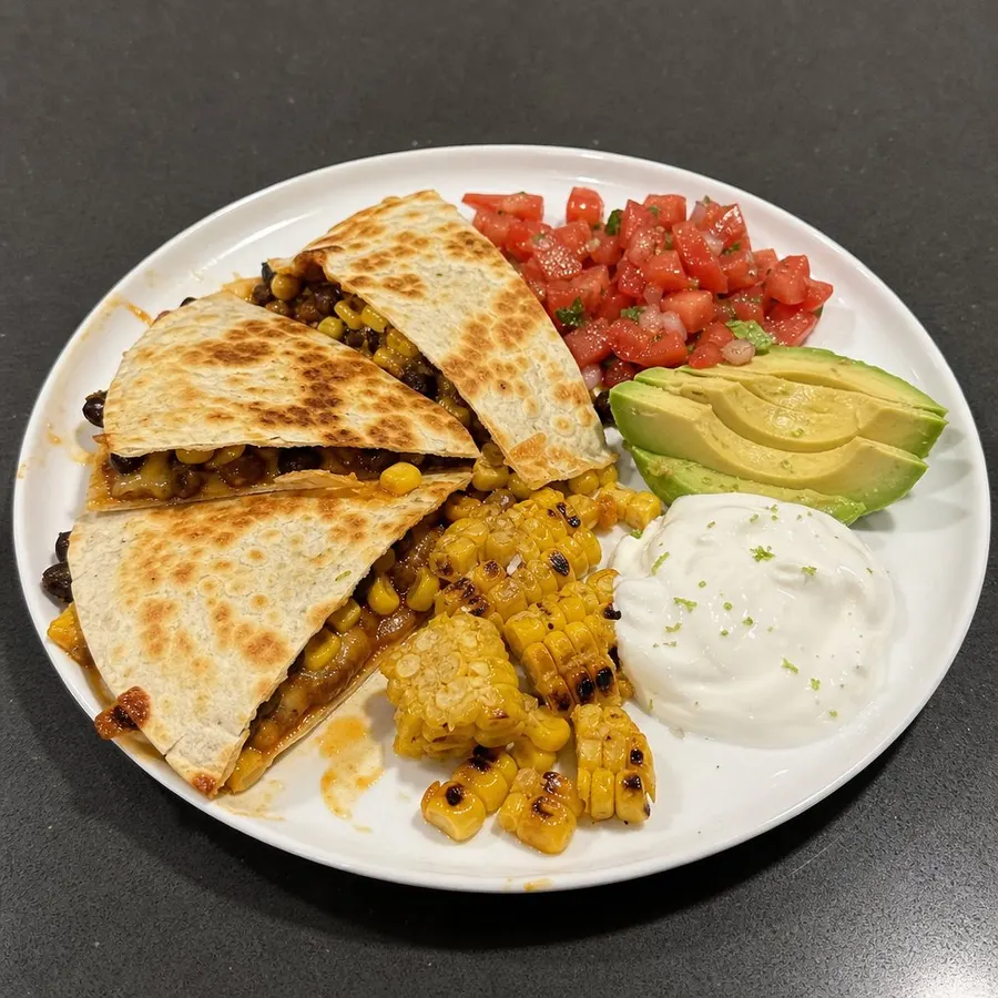Quesadillas aux haricots sautés et maïs grillé, salsa de tomates Roma et crema à la lime