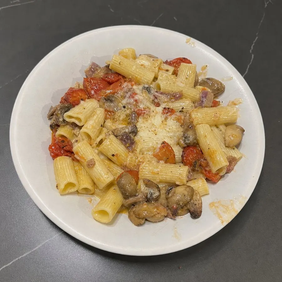 Rigatoni crémeux au Boursin, tomates en grappes rôties et champignons