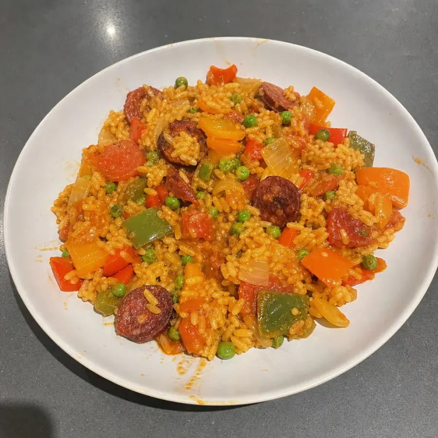 Riz espagnol au chorizo, poivrons et petits pois