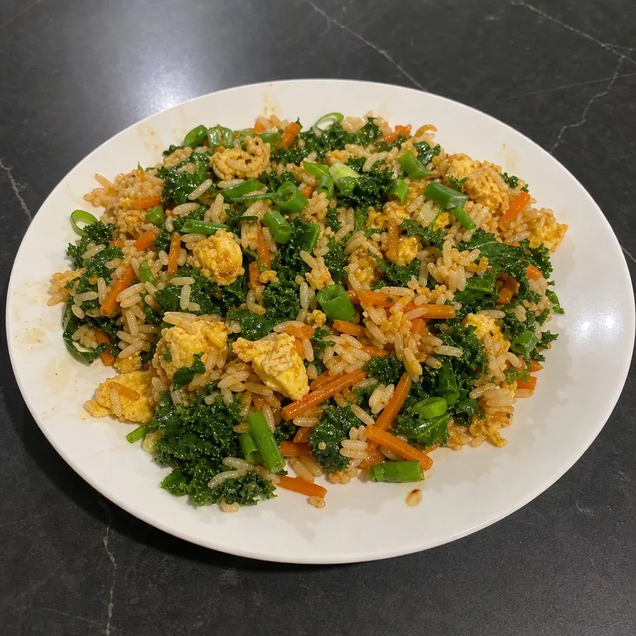 Riz frit maison au chou frisé, œufs et oignons verts
