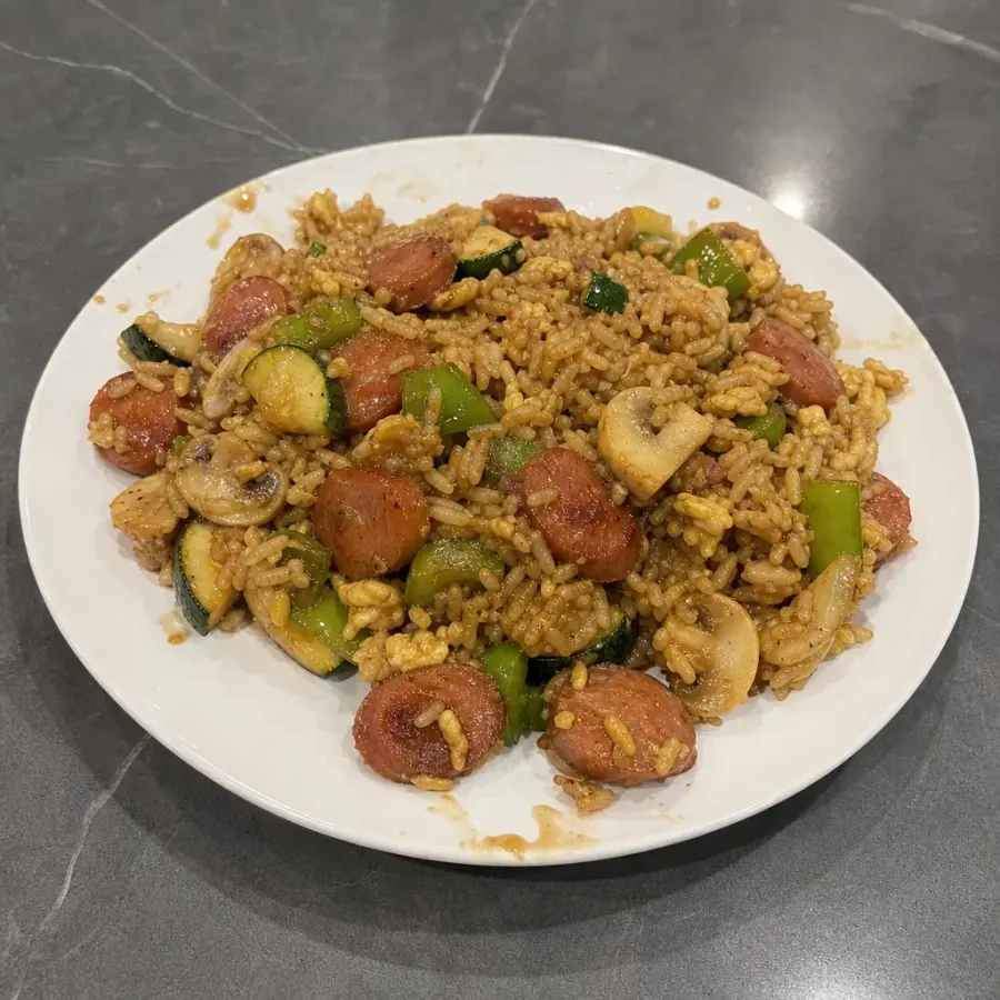 Riz frit aux saucisses fumées et légumes