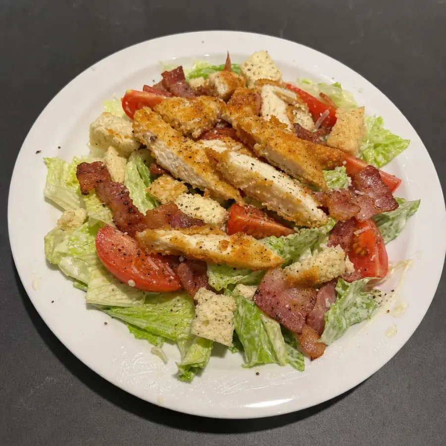 Salade César au poulet croustillant, bacon et croûtons