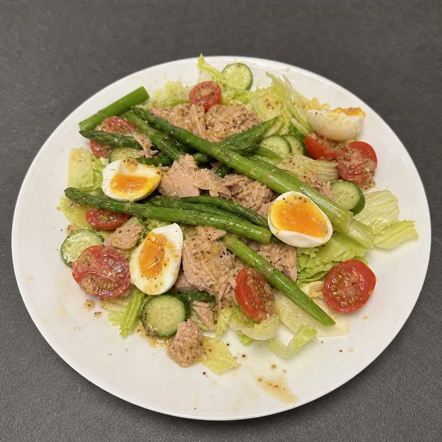 Salade niçoise au thon Ocean's, asperges blanchies et œufs mollets