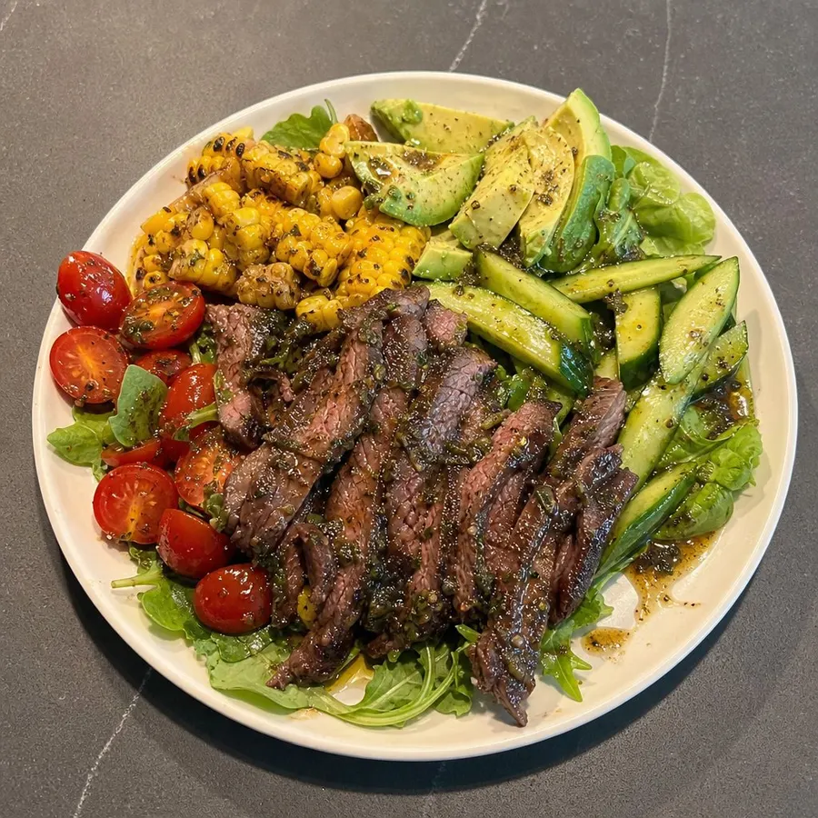 Salade-repas de bavette steakhouse, maïs grillé et avocat