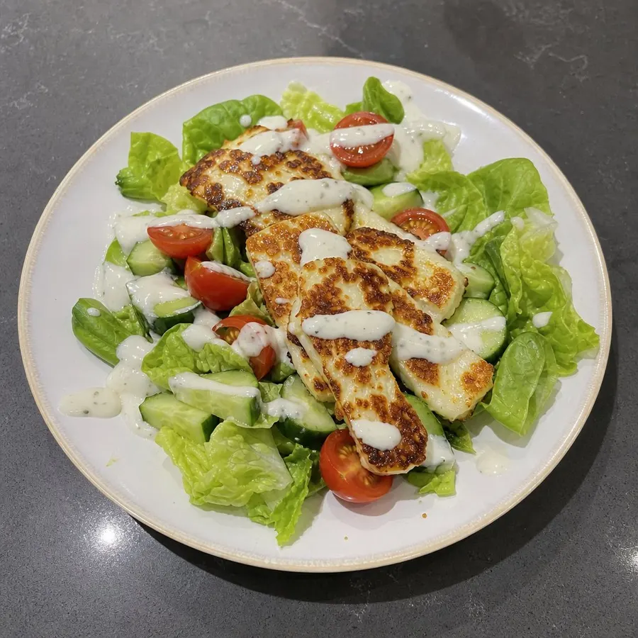 Salade-repas au halloumi grillé, tomates, concombre et laitue Boston