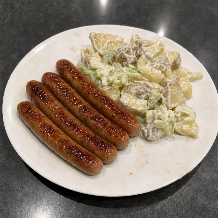 Saucisses porc et bœuf grillées et salade de pommes de terre