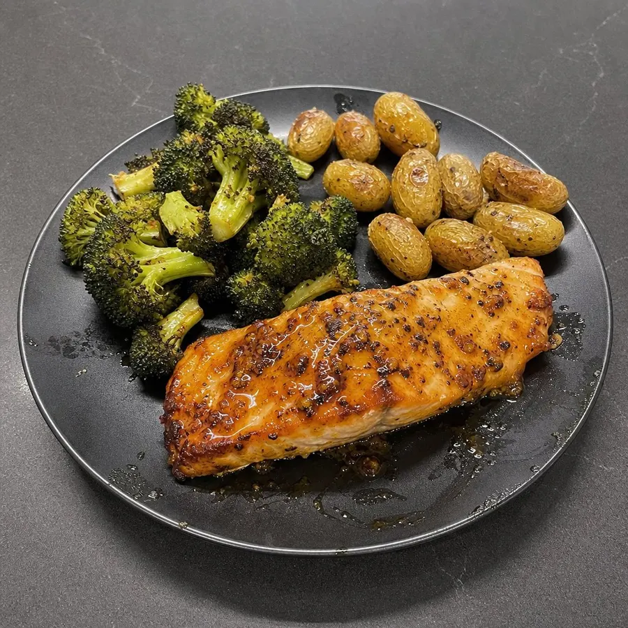 Saumon au four glaçage érable-Dijon, brocoli et grelots rôtis