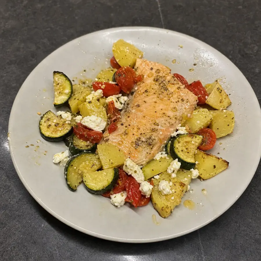 Saumon à la grecque sur plaque, feta, courgettes et pommes de terre