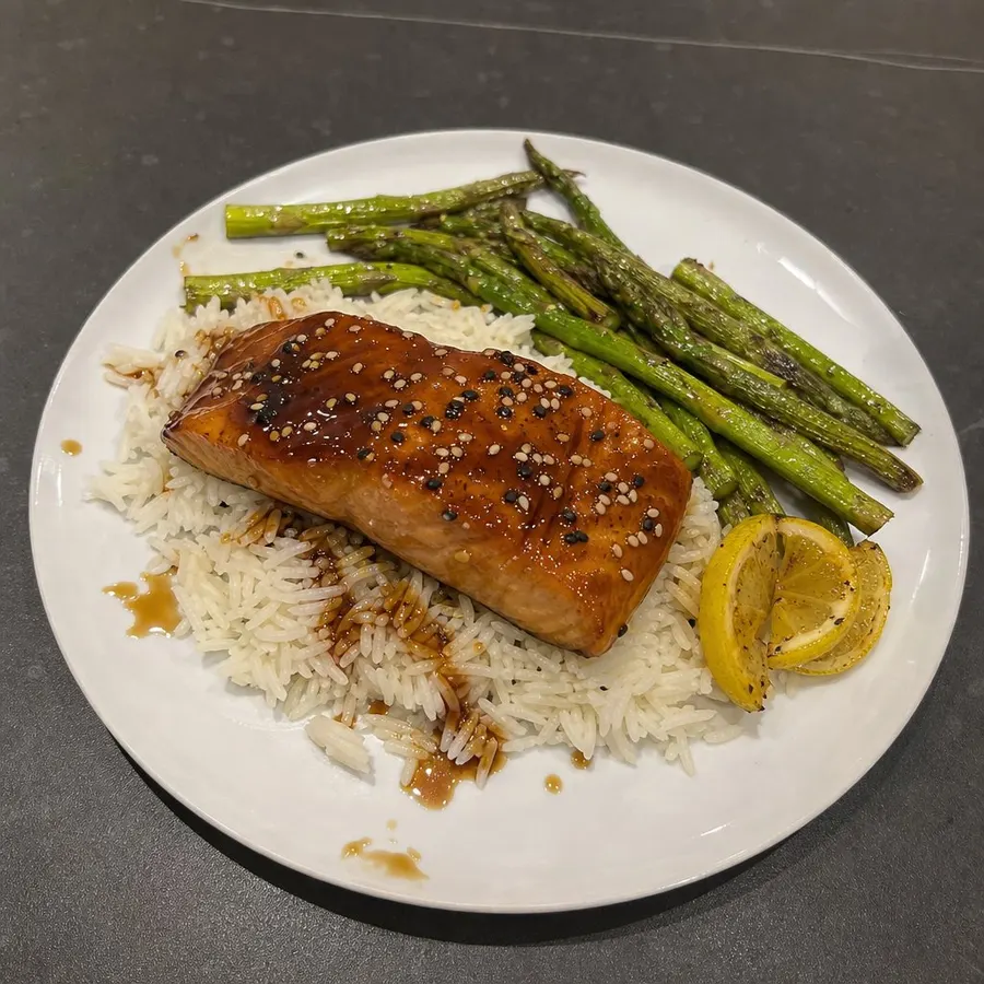 Saumon glacé teriyaki au sésame, riz basmati et asperges grillées