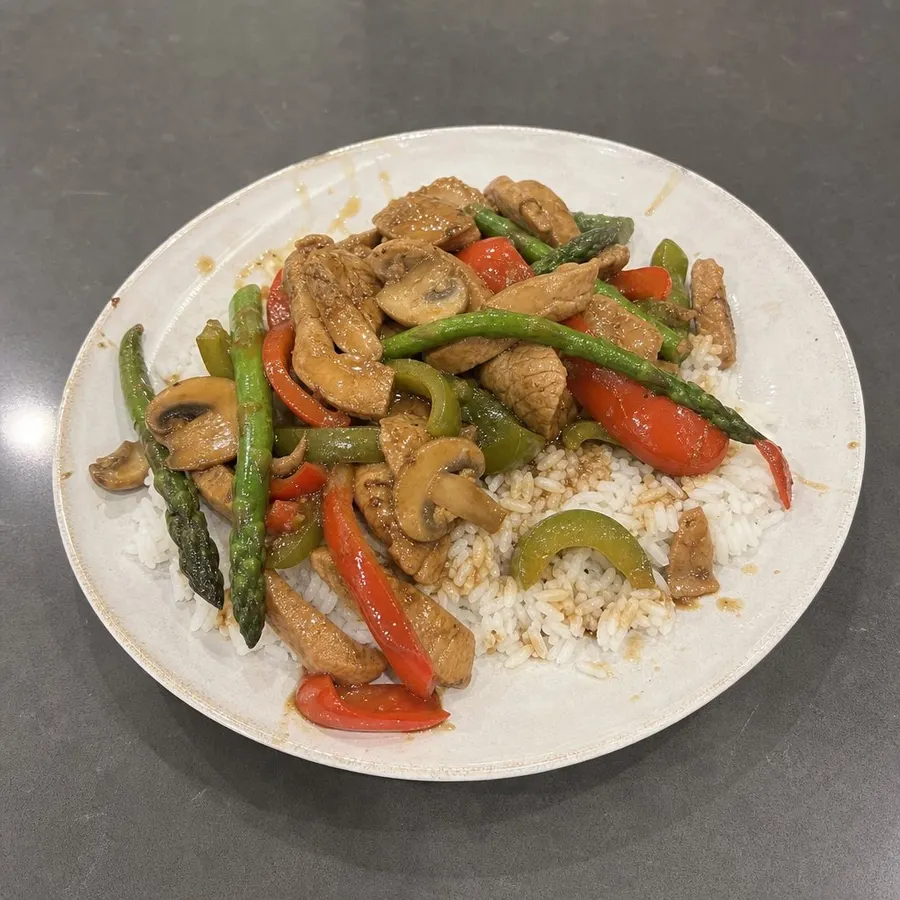 Sauté de porc à l'asiatique, poivrons, asperges et riz