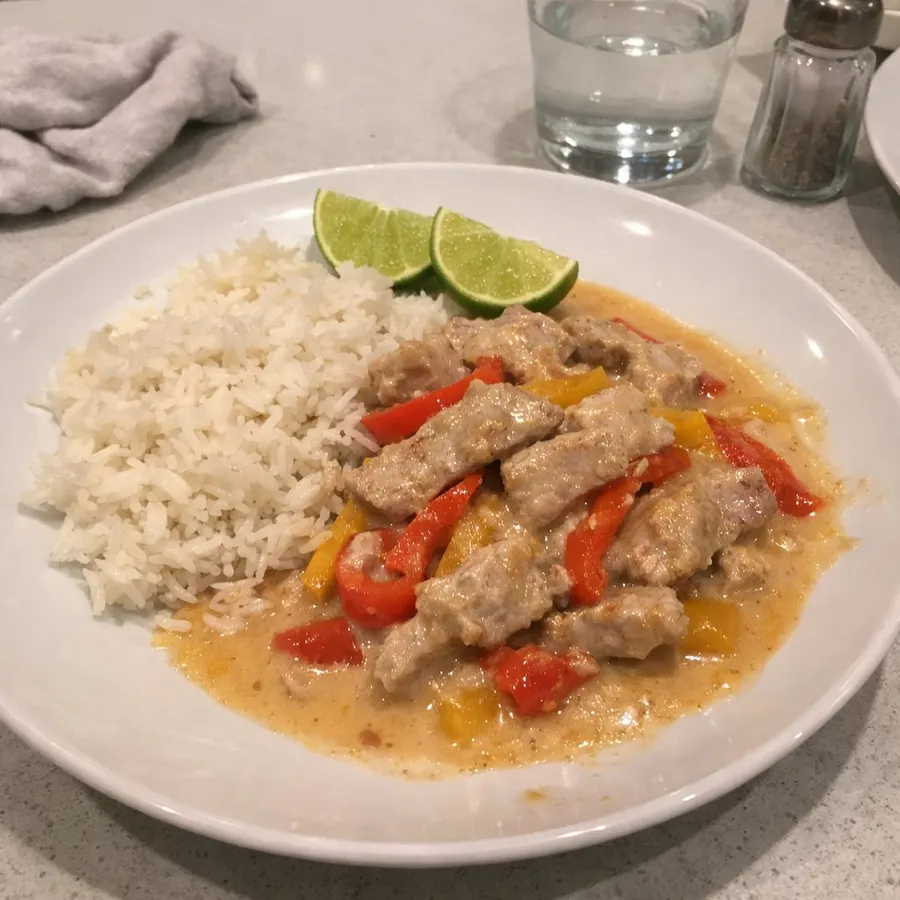 Sauté de porc au lait de coco, poivrons et riz basmati