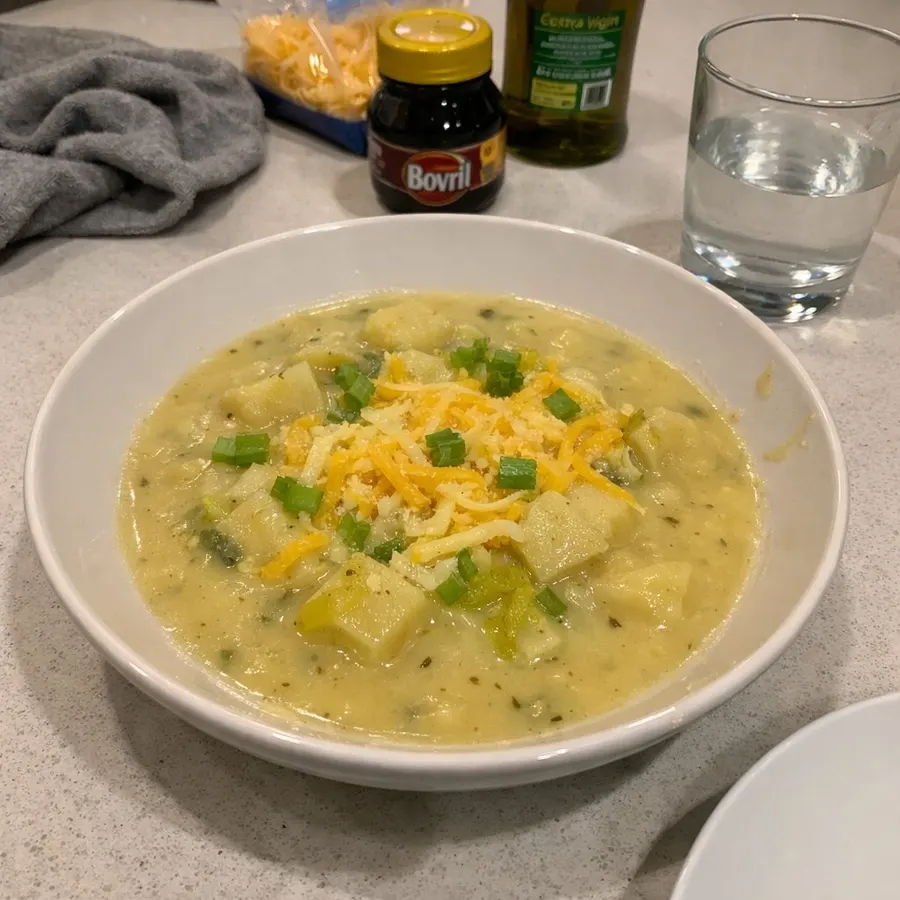 Soupe crémeuse aux poireaux, pommes de terre et cheddar fondant