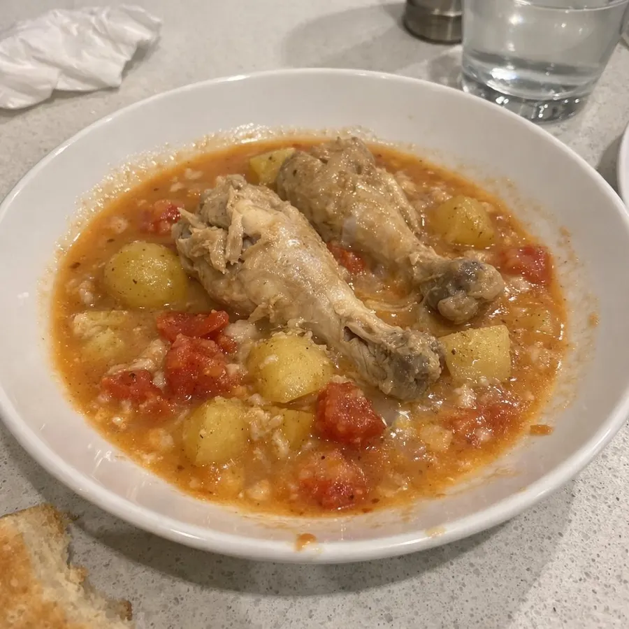Soupe-repas réconfortante aux pilons de poulet, pommes de terre et tomates