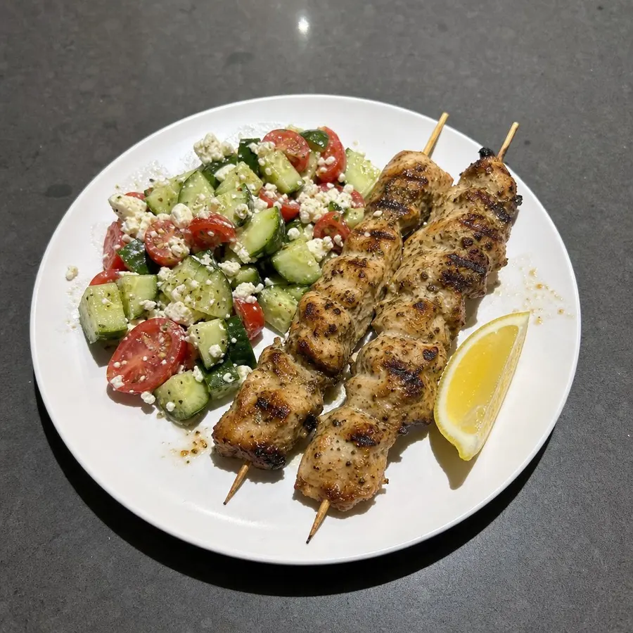 Souvlaki de poulet Marcangelo à la grecque, salade concombre-tomate-feta