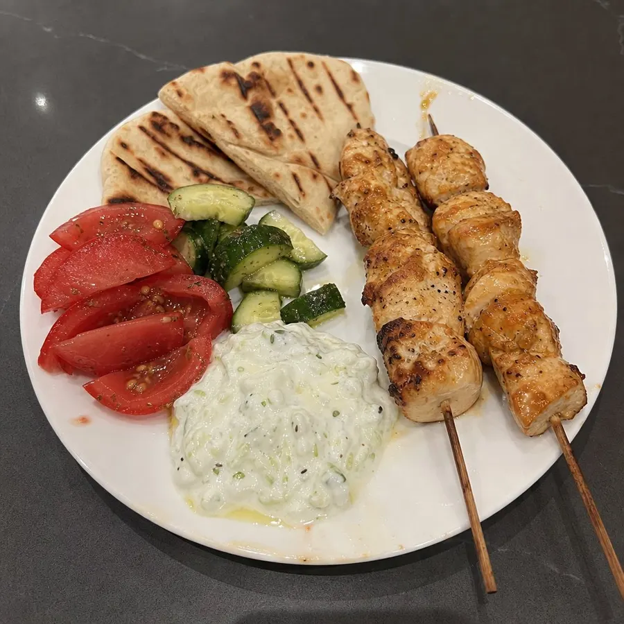 Souvlaki de poulet au four, tzatziki maison et pains panini