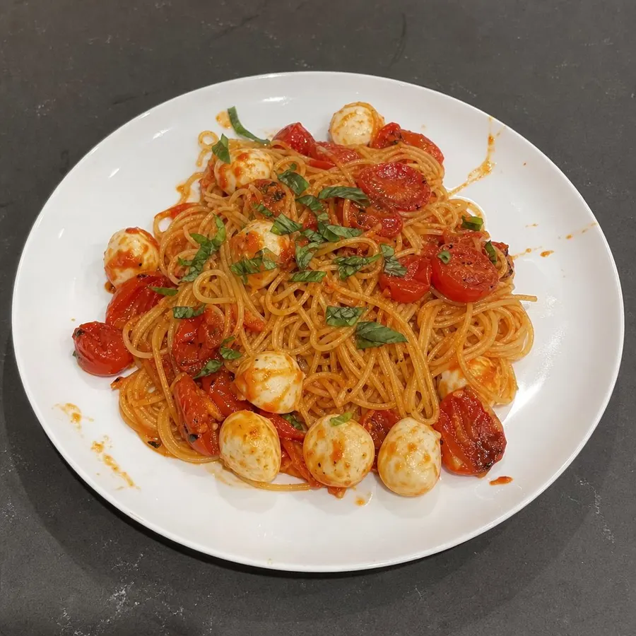 Spaghettini arrabbiata aux tomates cerises rôties et bocconcini fondants