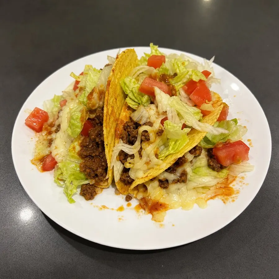 Tacos de bœuf croustillants, laitue iceberg et tomates