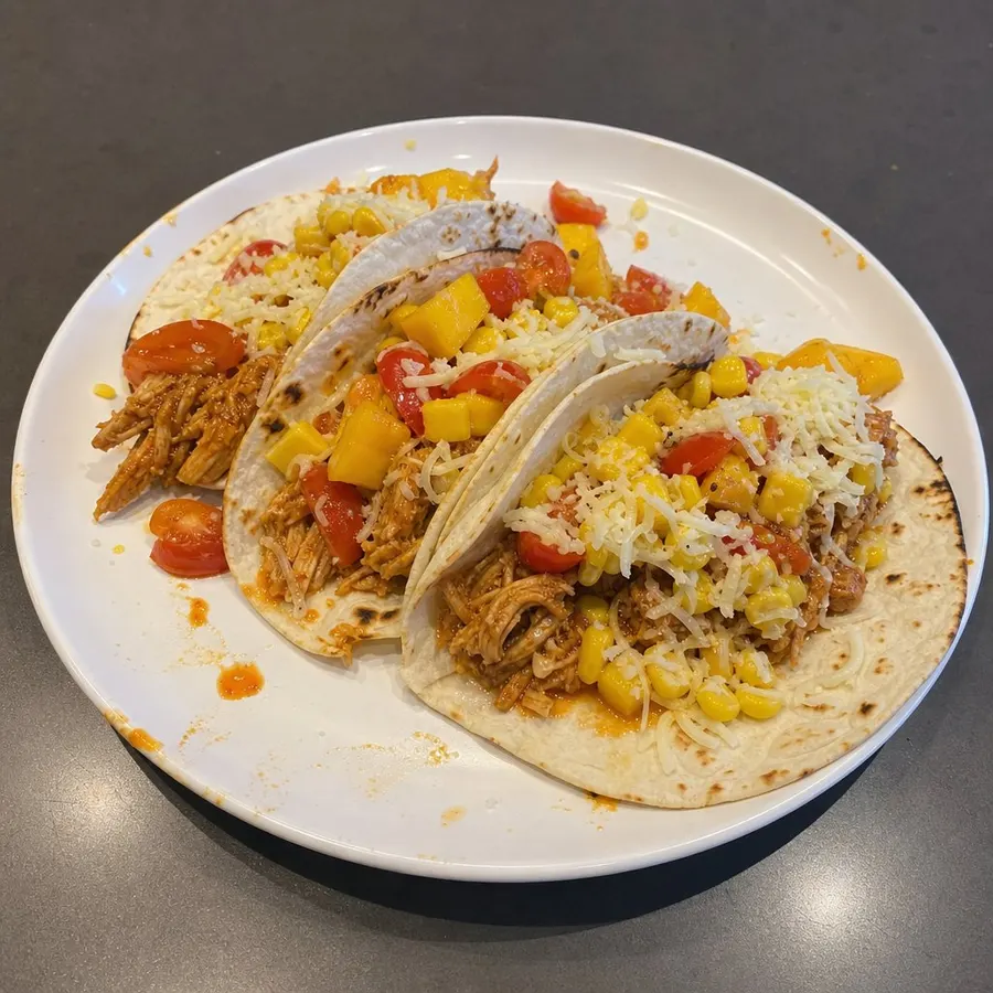 Tacos de poulet effiloché et salsa à la mangue