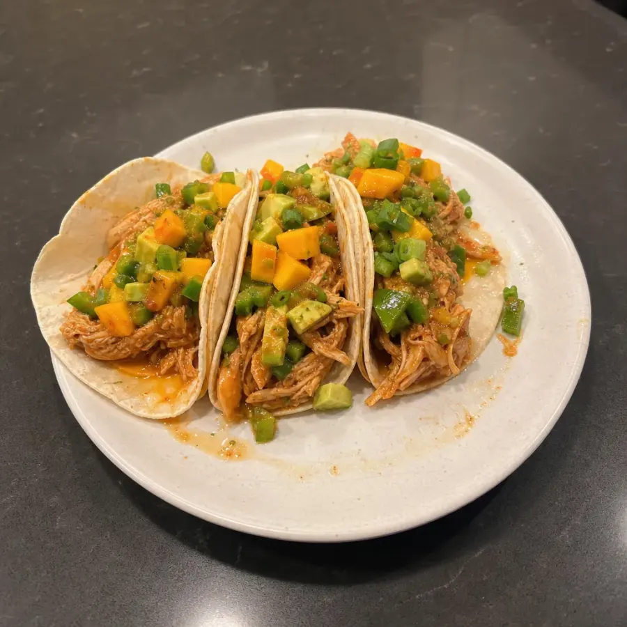 Tacos de poulet effiloché et salsa mangue-avocat