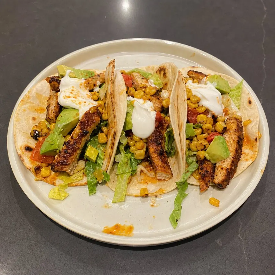 Tacos de poulet grillé, avocat et maïs
