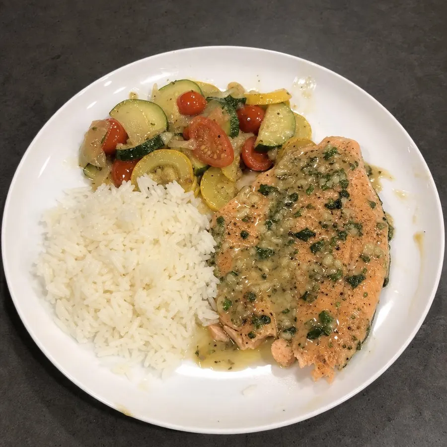 Filets de truite steelhead au four, beurre citron-ail, courgettes et tomates raisins