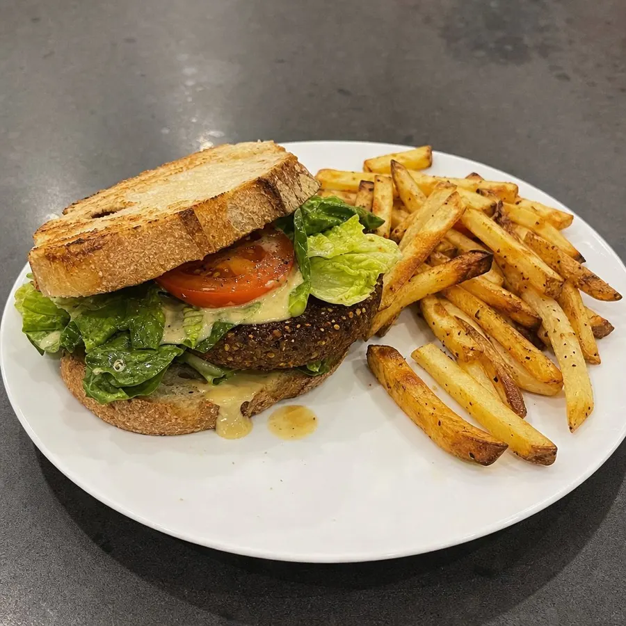 Végéburgers grillés, garniture fraîche et frites au four